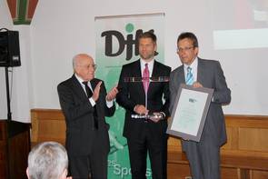 Kardinal Reinhard Marx erhält die Ehrenmitgliedschaft bei der DJK-SG Ottenhofen.
