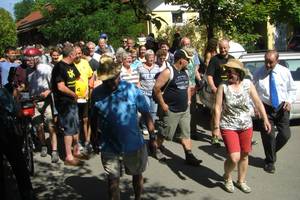 Teilnehmer einer Sportlerwallfahrt wandern gemeinsam einen Weg entlang.