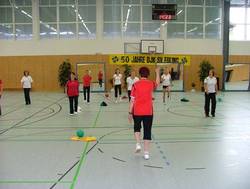 Die Alten Herren – Fußball und Kameradschaft Mitglieder der Alten Herren Fußballmannschaft nach einem Spiel.