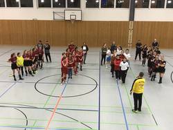 Dynamischer Volleyball im DJK-SV Edling Volleyballspielerinnen in Aktion am Netz während eines Spiels.