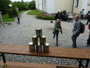 Vertreter des DJK-SV Oberndorf nehmen einen Preis für ausgezeichnete Jugendarbeit entgegen.