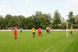 Stockschiessen – Präzisionssport in Edling Stockschützen zielen konzentriert bei einem Turnier.