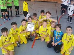 Kinderturnen für die Kleinsten im Verein Kinder turnen spielerisch auf bunten Matten in der Turnhalle.